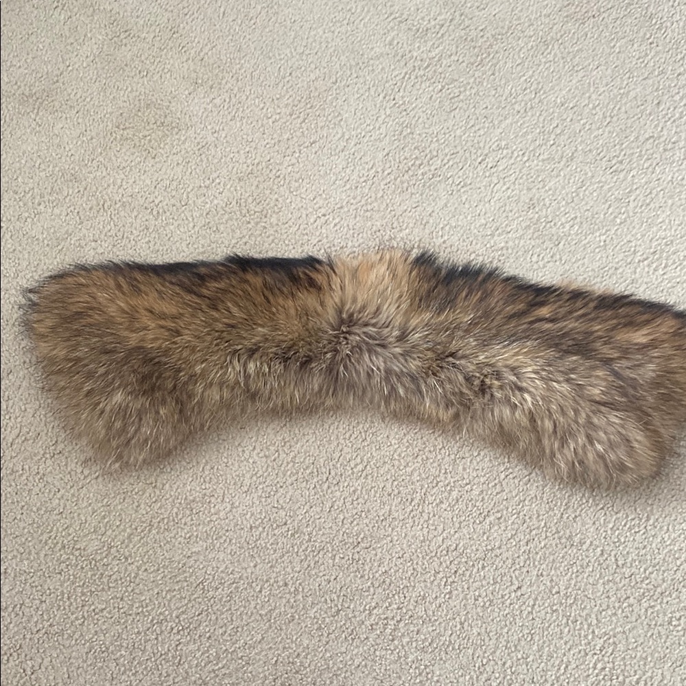 GUCCI Elegant Fur Collar
